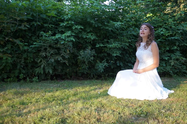 Yazlık Parktaki Çayırda Güzel Beyaz Elbiseli Muhteşem Bir Kadın — Stok fotoğraf