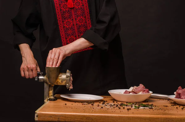 Preparação de carne picada em um amolador de carne — Fotografia de Stock