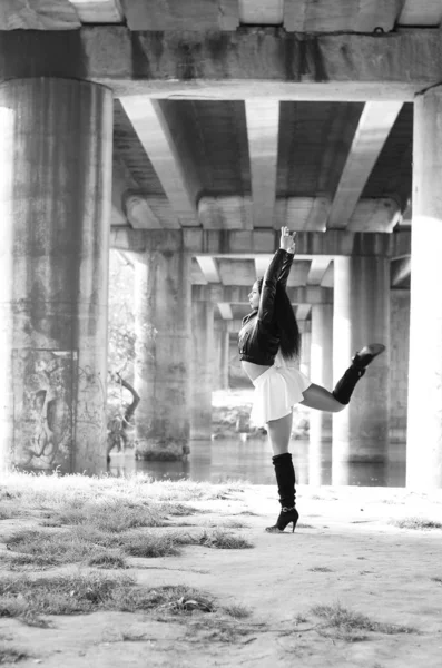 화창한 날 공원에서 포즈를 취하는 환상적인 젊은 모델 여자의 클로 우즈 업 초상화. 흑인과 백인 사진 — 스톡 사진