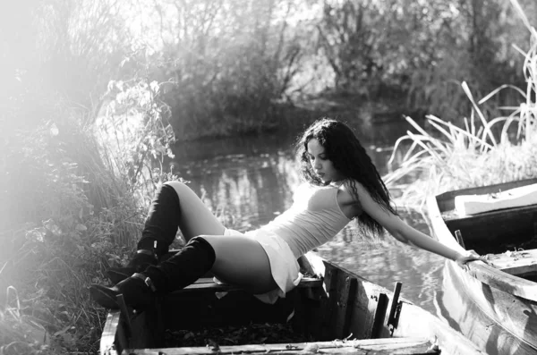 Открытый модный портрет красивой молодой женщины в летнем платье в солнечный день на лодке. Черно-белое фото . — стоковое фото