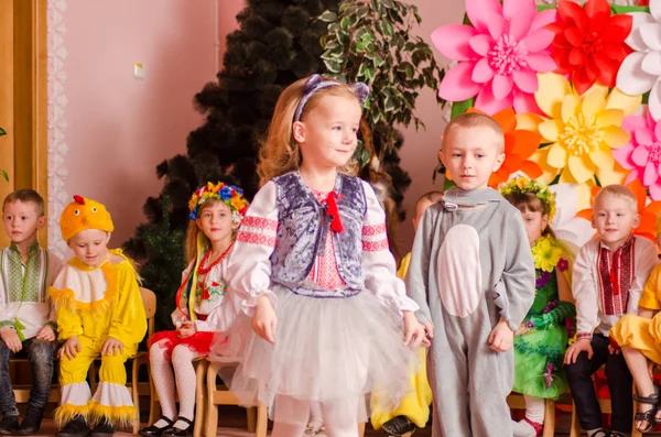 Ukraina, Łuck, 13 marca 2018 r. Przedszkole jest piąte. Poranek świąteczny dla dzieci. Przedszkolaki na wakacjach — Zdjęcie stockowe