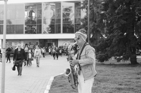 People are walking around the city Lutsk Ukraine 20.04.2018 — Stock Photo, Image