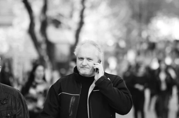 People are walking around the city Lutsk Ukraine 20.04.2018 — Stock Photo, Image