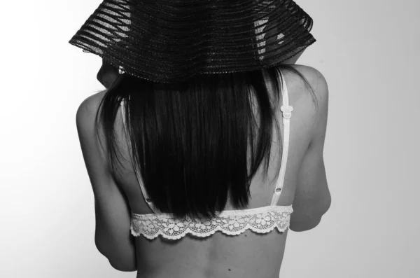 Modefoto der schönen und jungen Dame in Badeanzügen posiert im Studio isoliert auf weiß — Stockfoto