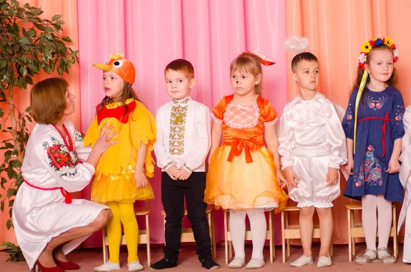 Ukraina, Łuck, 13 marca 2018 r. Przedszkole jest piąte. Poranek świąteczny dla dzieci. Przedszkolaki na wakacjach — Zdjęcie stockowe