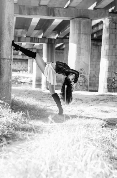 Feliz sorrindo adolescente ao ar livre retrato. Foto em preto e branco . — Fotografia de Stock