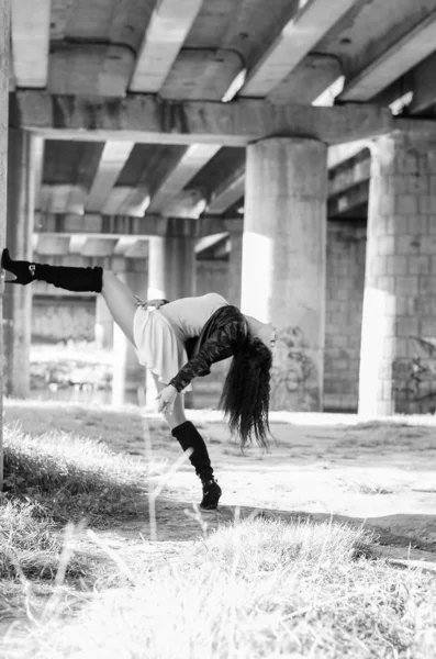 Happy smiling teen girl outdoors portrait. Black and white photo. — Stock Photo, Image