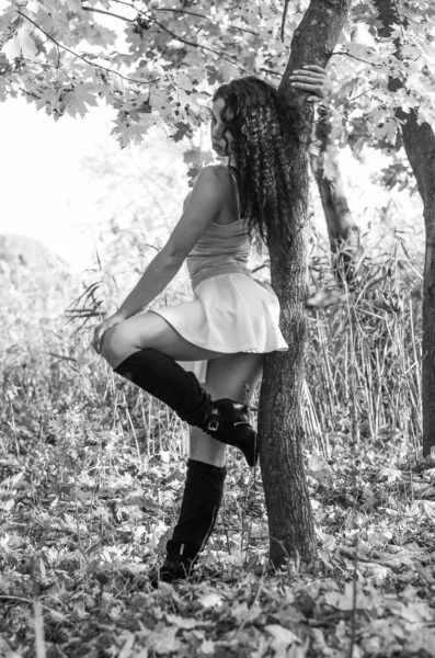 Happy smiling teen girl outdoors portrait. Black and white photo — Stock Photo, Image