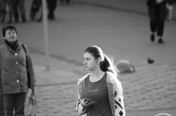 Ludzie chodzą po mieście Łucku Ukraina 20.04.2018 — Zdjęcie stockowe