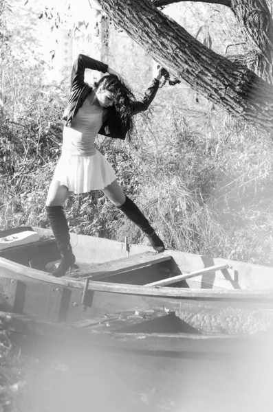 Nyílt divatos portréja egy gyönyörű fiatal nő egy nyári ruha egy napsütéses napon hajóval. Fekete-fehér fénykép. — Stock Fotó