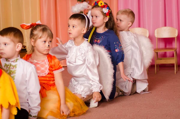Ukraina, Lutsk, 13 mars 2018. La maternelle est la cinquième. Matinée de vacances pour enfants. Enfants d'âge préscolaire en vacances — Photo