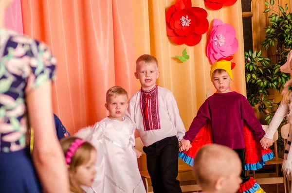ウクライナ,ルツク, 2018年3月13日.幼稚園は5番目です。子供の休日の仲間。休日の子供の未就学児 — ストック写真