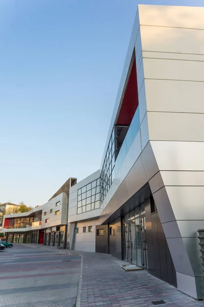 Detalles de fachada de aluminio con coloridos paneles rojos y naranjas en un gran centro comercial — Foto de Stock