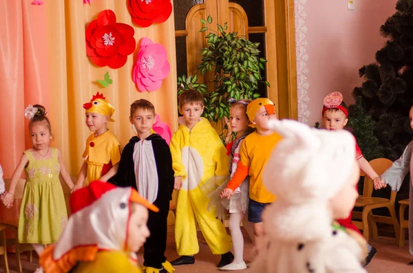 Ukraina, Lutsk, 13 de marzo de 2018. El jardín de infantes es el quinto. Matiné de vacaciones para niños. Niños en edad preescolar de vacaciones — Foto de Stock