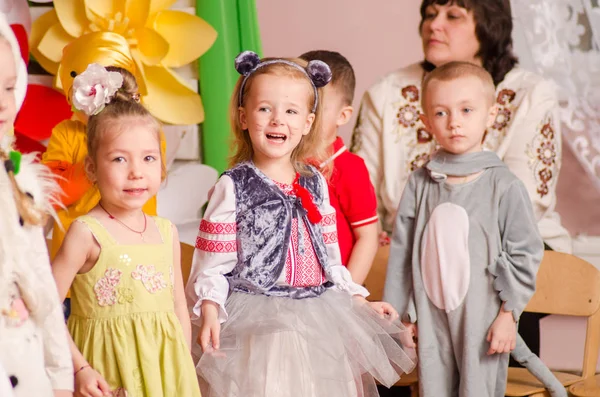 Ukraina, Lutsk, 13 de marzo de 2018. El jardín de infantes es el quinto. Matiné de vacaciones para niños. Niños en edad preescolar de vacaciones — Foto de Stock