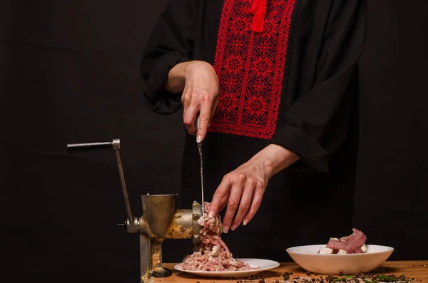 Preparação de carne picada em um amolador de carne — Fotografia de Stock