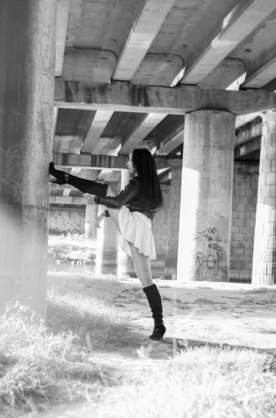 Feliz sorrindo adolescente ao ar livre retrato. Foto em preto e branco . — Fotografia de Stock