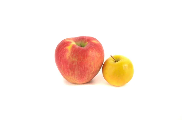 Желтое яблоко изолировано на белом с вырезкой пути — стоковое фото