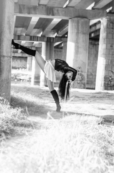 Retrato de close-up de uma jovem modelo fantástica posando no parque em um dia ensolarado. Foto em preto e branco — Fotografia de Stock