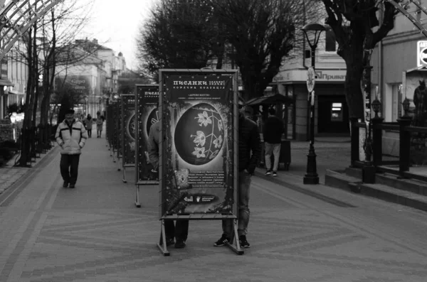 Piena lunghezza di una coppia sorridente che cammina sul marciapiede Lutsk Ucraina 20.04.2018 — Foto Stock