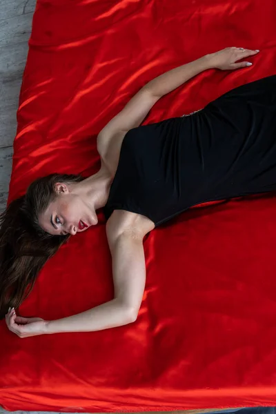 Sexy mujer morena delgada posando en la cama, mirando a la cámara. Señora con lencería sensual . — Foto de Stock