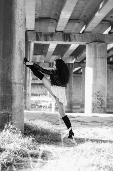 Feliz sorrindo adolescente ao ar livre retrato. Foto em preto e branco . — Fotografia de Stock