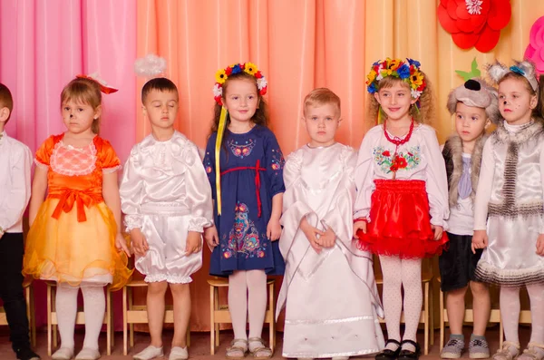 Ukraina, Lutsk, 13. marts 2018. Børnehaven er den femte. Børns ferie matinee. Børn førskolebørn på ferie - Stock-foto