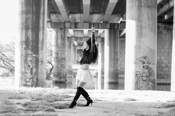 Närbild porträtt av en fantastisk ung modell flicka poserar i parken på en solig dag. Svartvitt foto — Stockfoto