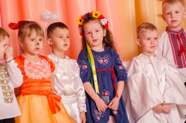 Ukraina, Lutsk, 13 de marzo de 2018. El jardín de infantes es el quinto. Matiné de vacaciones para niños. Niños en edad preescolar de vacaciones — Foto de Stock