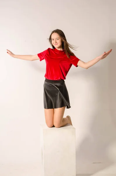 Retrato de una chica joven y hermosa. Sesión de fotos en el estudio . — Foto de Stock