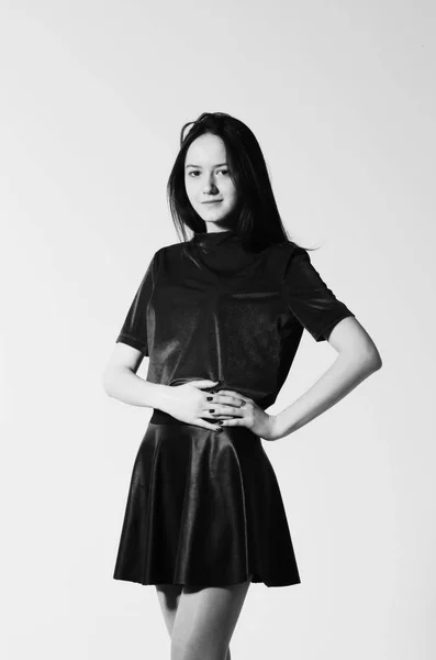 Hermosa mujer posando en Studio. Estudio fotografía en blanco y negro — Foto de Stock