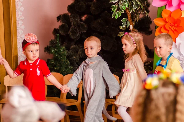 Ukraina, Lutsk, 13 mars 2018. La maternelle est la cinquième. Matinée de vacances pour enfants. Enfants d'âge préscolaire en vacances — Photo