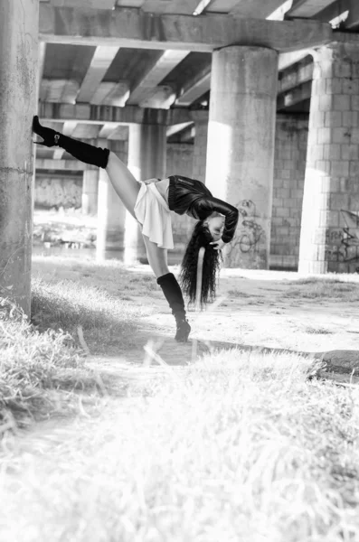 Retrato de close-up de uma jovem modelo fantástica posando no parque em um dia ensolarado. Foto em preto e branco — Fotografia de Stock