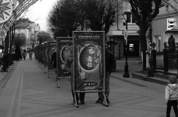 Longitud completa de una pareja sonriente caminando en la acera Lutsk Ucrania 20.04.2018 —  Fotos de Stock