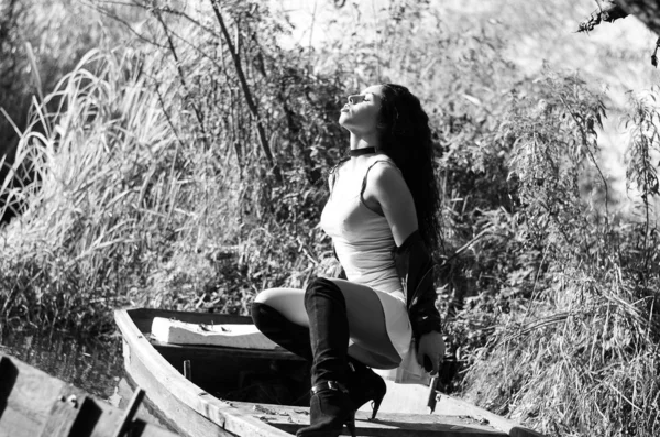 Открытый модный портрет красивой молодой женщины в летнем платье в солнечный день на лодке. Черно-белое фото . — стоковое фото