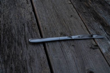 bıçak ve çatal ahşap arka plan üzerinde. Çatal bıçak takımı ahşap üzerinde.