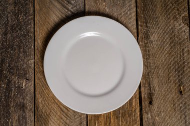 Ahşap arka plan üzerinde lavanta çiçekli güzel sofra