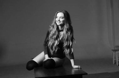 Büyük meme seksi genç kadınla. Siyah duvar Studio poz kız.