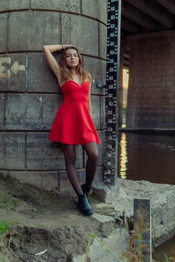 Bir kadın bir sonbahar Park bir kamera önünde poz. Sonbahar fotoğraf çekimi. Sonbahar Park.