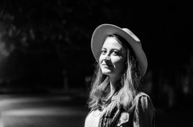 Siyah beyaz şapkalı genç bir kadın.