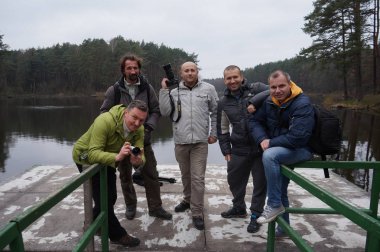 Gölde bir grup fotoğrafçı 