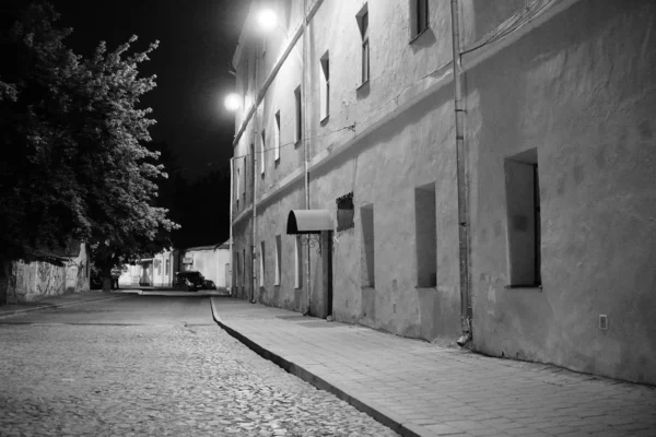 Bela rua à noite em Sibiu, Roménia — Fotografia de Stock