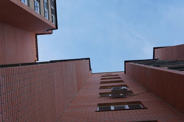 Moderno condominio edificio vero e proprio etate in città con cielo blu — Foto Stock