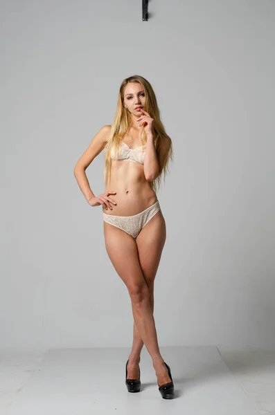 Sexy asiático mulher no branco lingerie — Fotografia de Stock