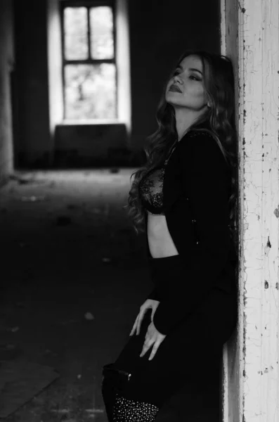 아름 다운 맞는 섹시 한 여자 속옷-흑백 사진 — 스톡 사진