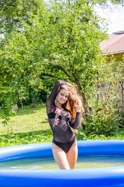 Mavi mayo Yüzme Havuzu Spa'da rahatlatıcı güzel tabaklanmış kadın.