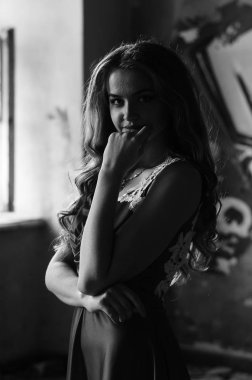 Genç ve şehvetli sarışın kadın tahta arka planda poz veriyor. B