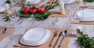 Ahşap arka plan üzerinde lavanta çiçekli güzel sofra