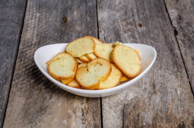 Ahşap arka plan üzerinde lavanta çiçekli güzel sofra