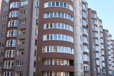 Modern condominium binada çok etate mavi gökyüzü ile şehir